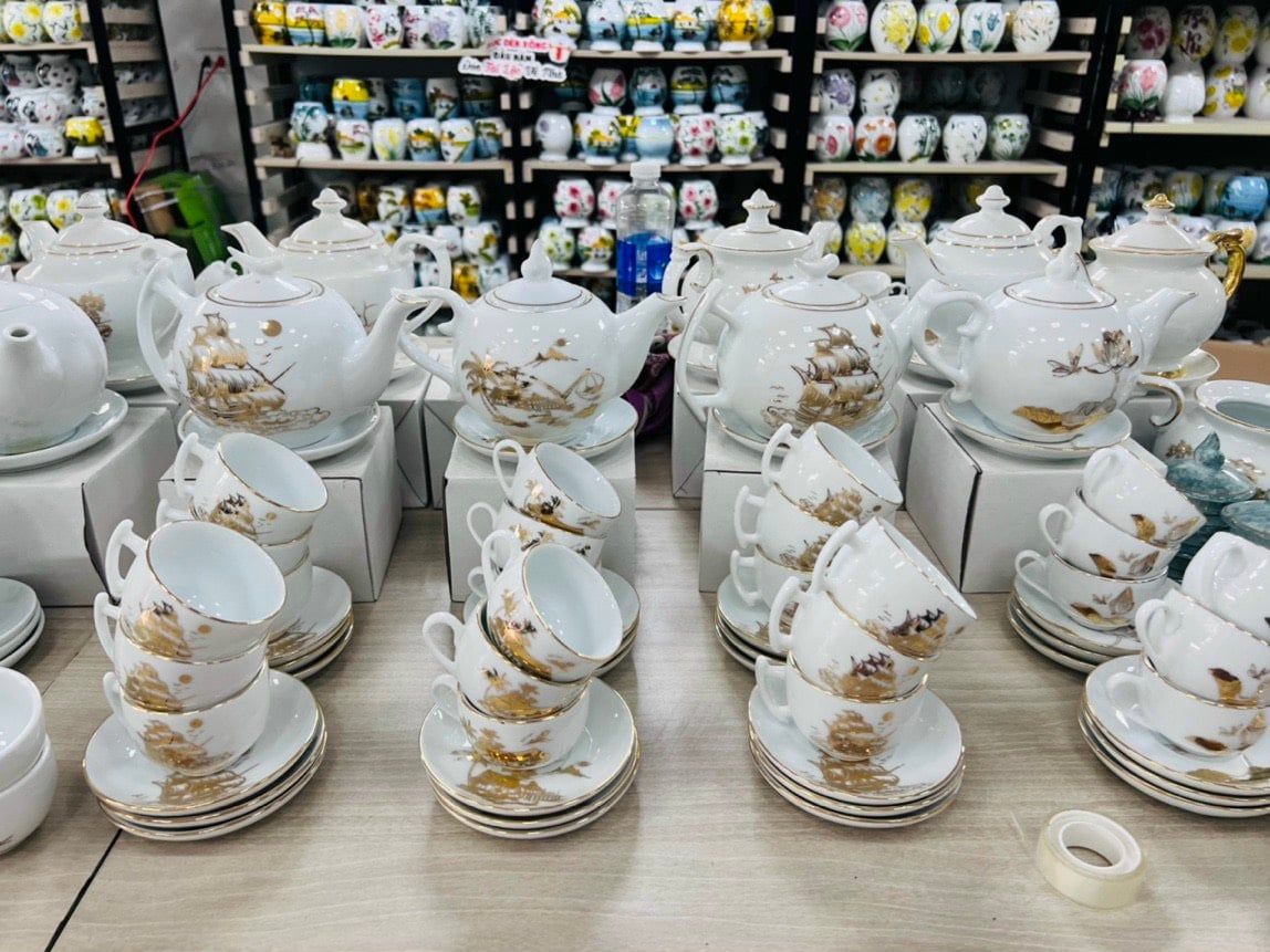 Ấm chén trắng vẽ Vàng