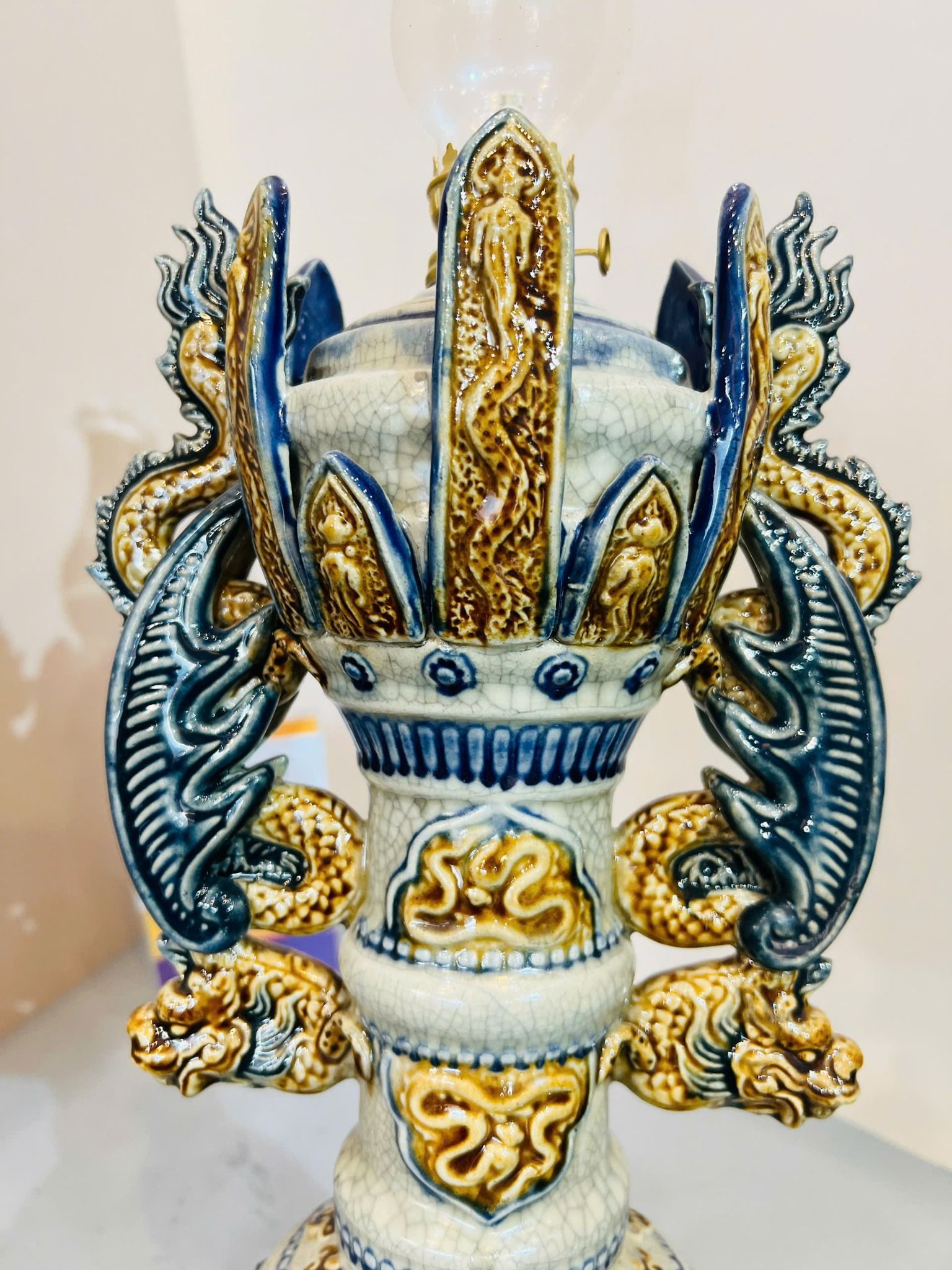 Đèn thờ Nhà Mạc Men rạn Đắp nổi CN