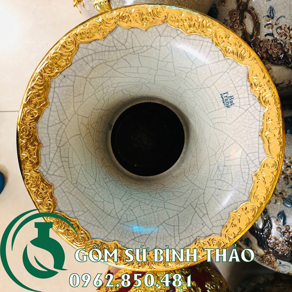 H60 - Lọ lộc bình Công đào men rạn đắp nổi dát vàng