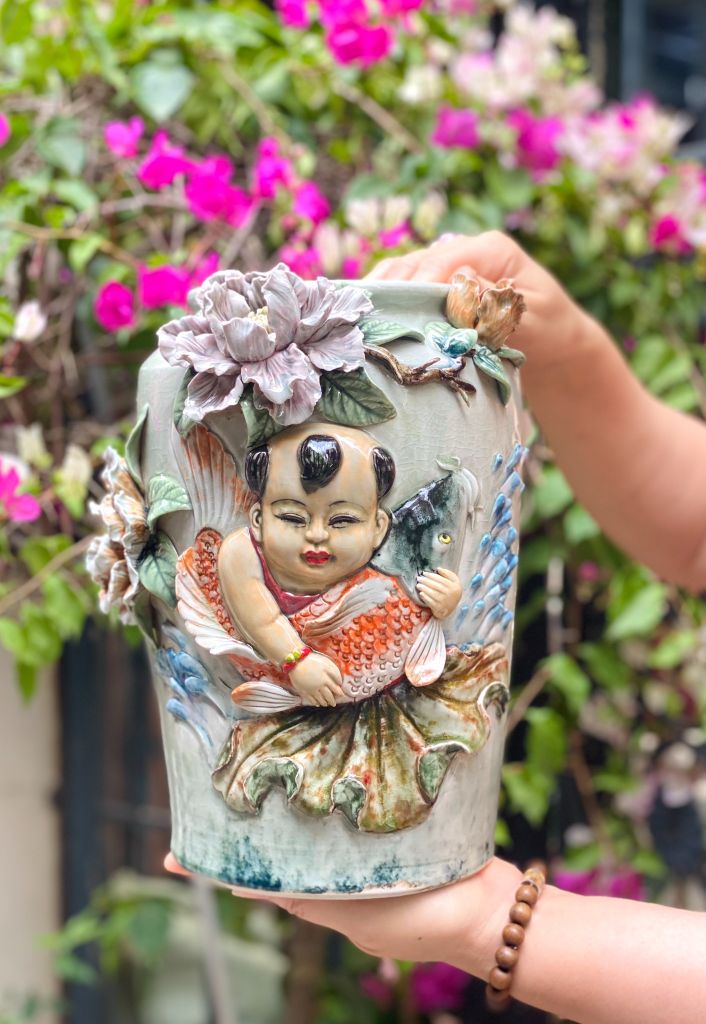 Bình hoa Em bé ôm cá - Nghệ nhân Bát Tràng vuốt tay
