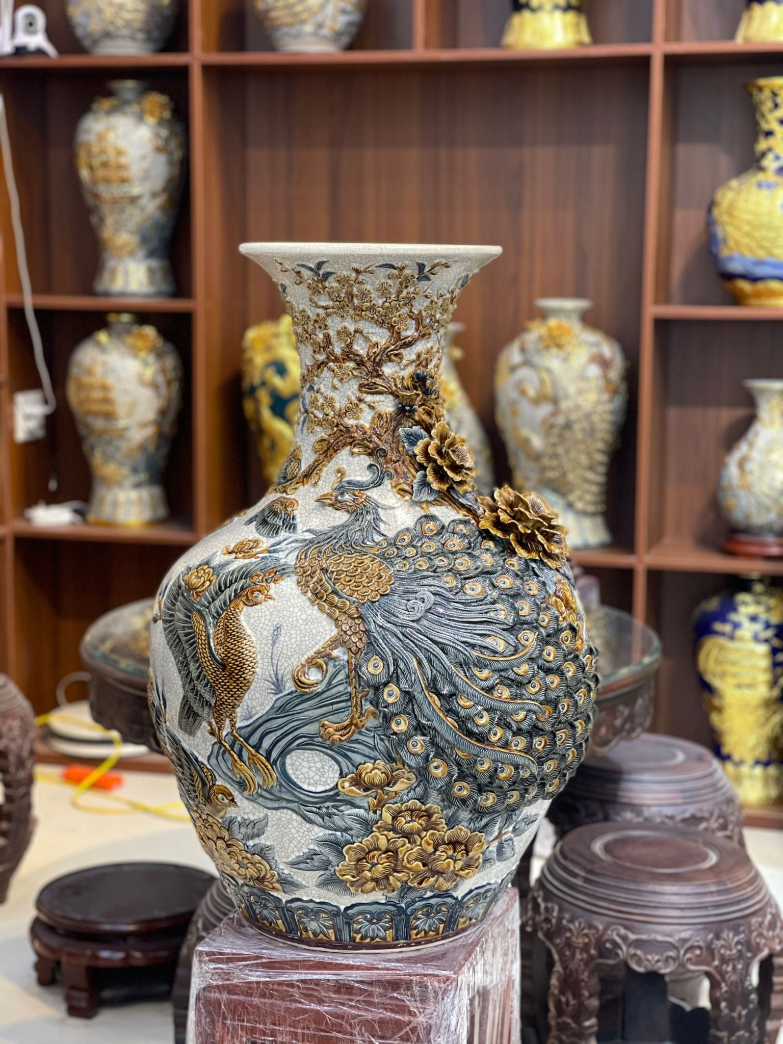 Tỏi Công đào Kênh đuôi men rạn đắp nổi 3D