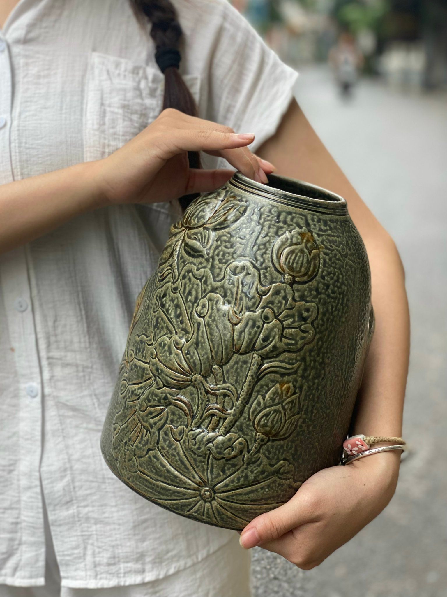 Lọ Hoa Dáng Chuông Họa tiết Sen nổi 2 mặt BH