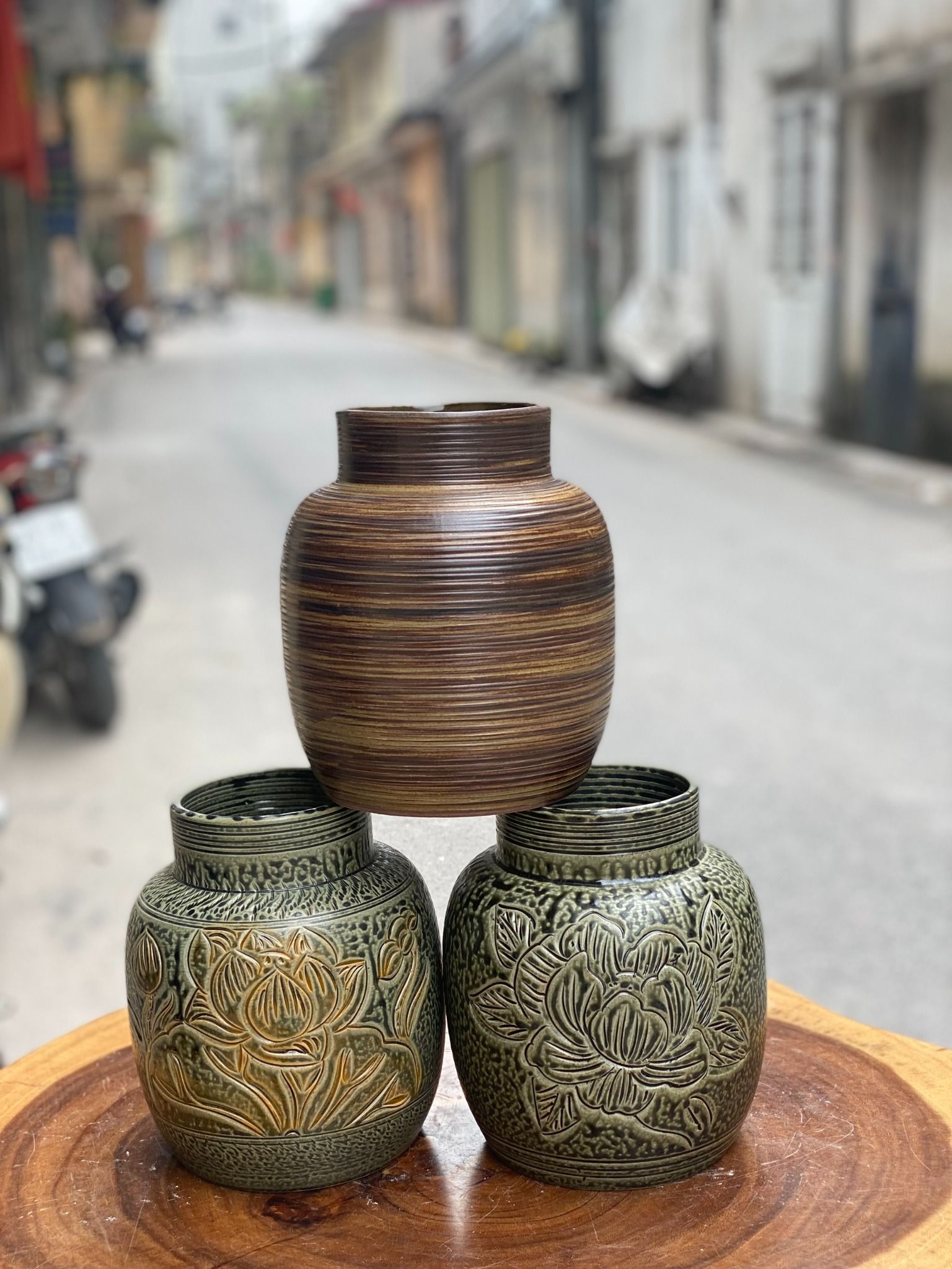 Lọ cắm hoa dáng chum Họa tiết Sen Khắc nổi BH