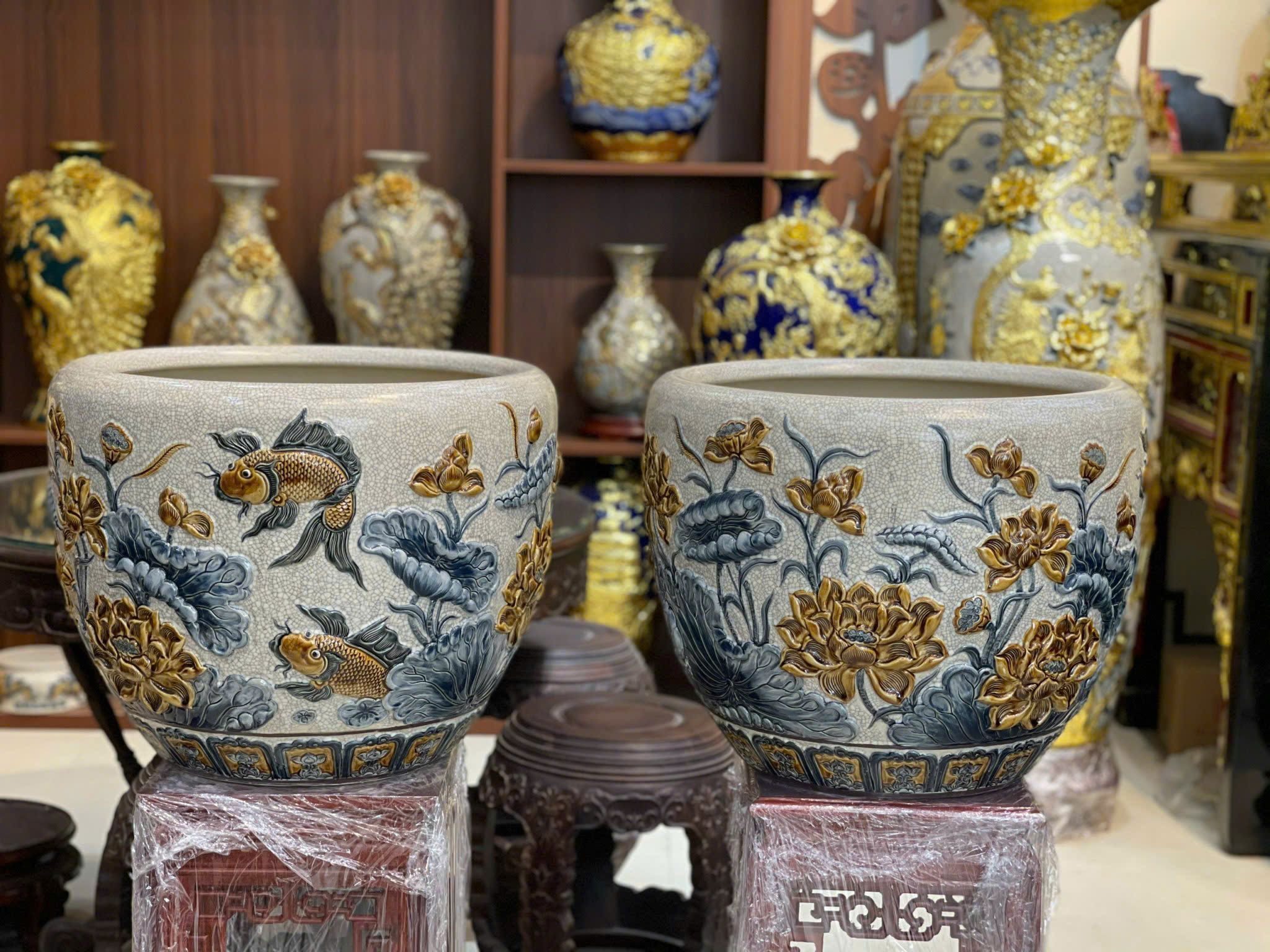 Thống men rạn đắp nổi - Liên hoa cát tường