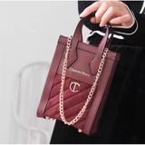 Túi Đeo Chéo Charlotte Tilbury Đỏ Mận 12x18x5cm