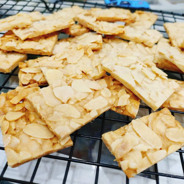 Bánh ngói hạnh nhân trứng muối