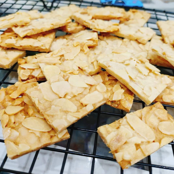 Bánh ngói hạnh nhân