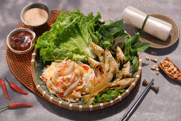  Cá Đục 2 Món -  Vietnamese Salad and Crispy fried Chiselmouth 