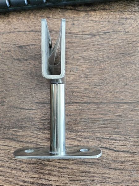 Kẹp kính vuông inox 4F5 không khoanh kính chân bằng