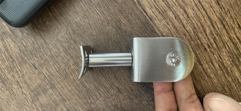 Kẹp kính inox 4F5 bầu có khoanh kính có chân mo