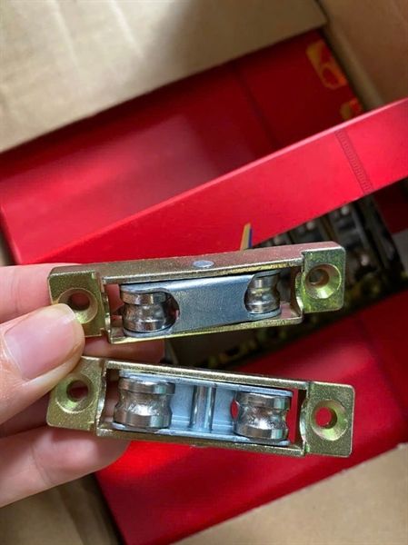 Bánh xe lùa cửa nhựa đơn