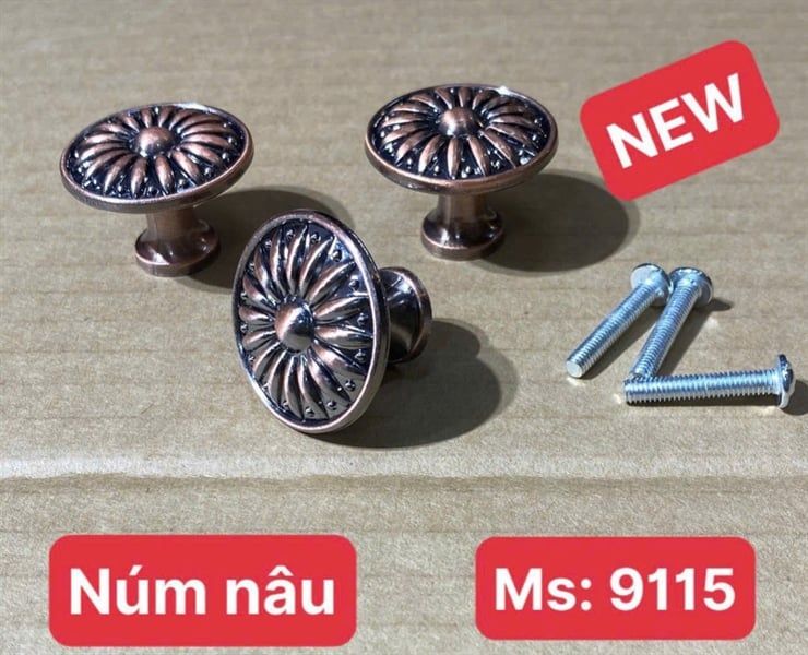 Núm tủ hoa văn đồng cổ nâu