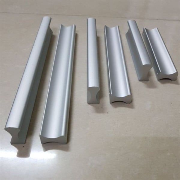 Tay nắm tủ hợp pe màu đen 96mm