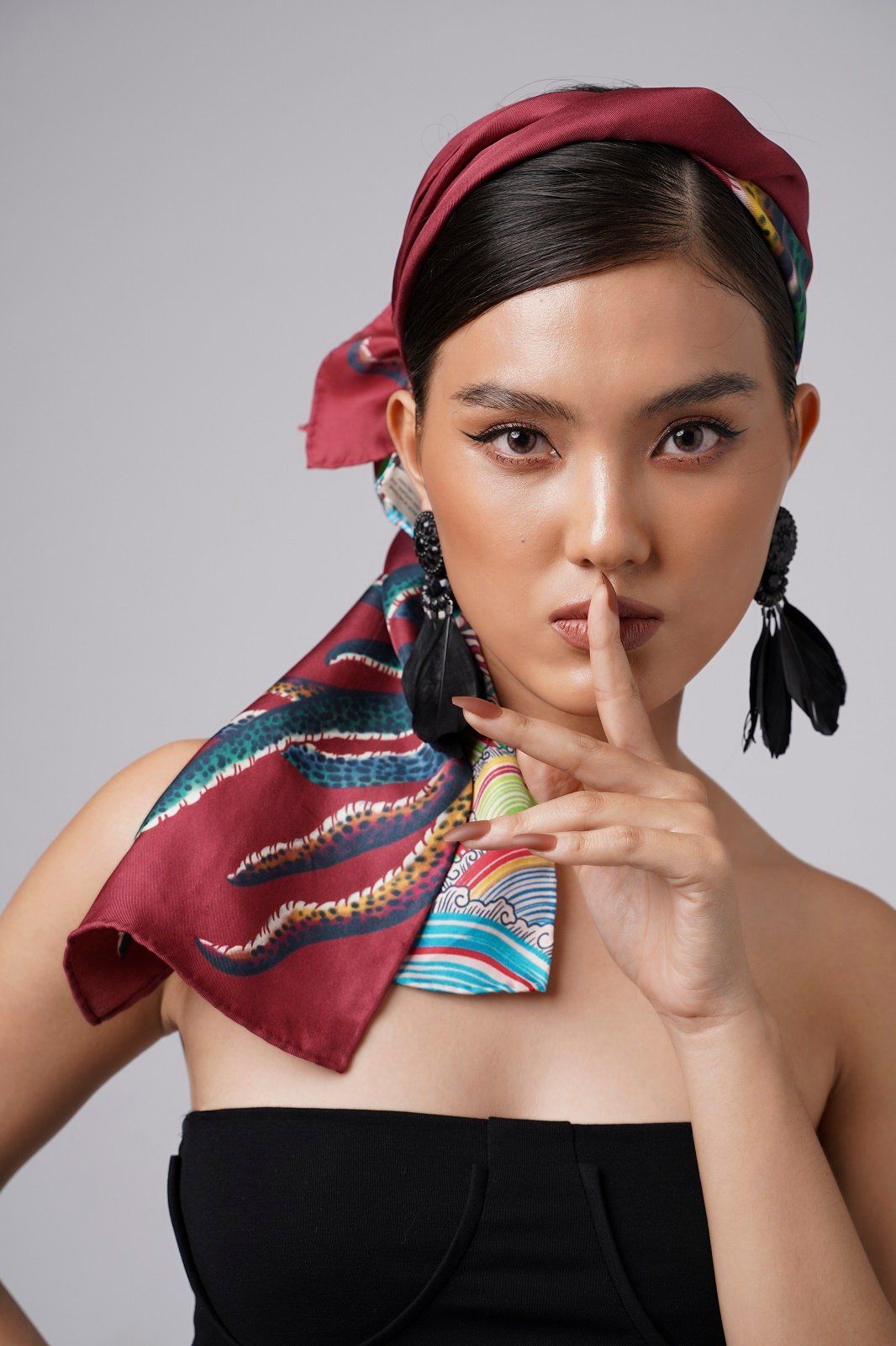 Khăn dài họa tiết rắn ba đầu chín đuôi