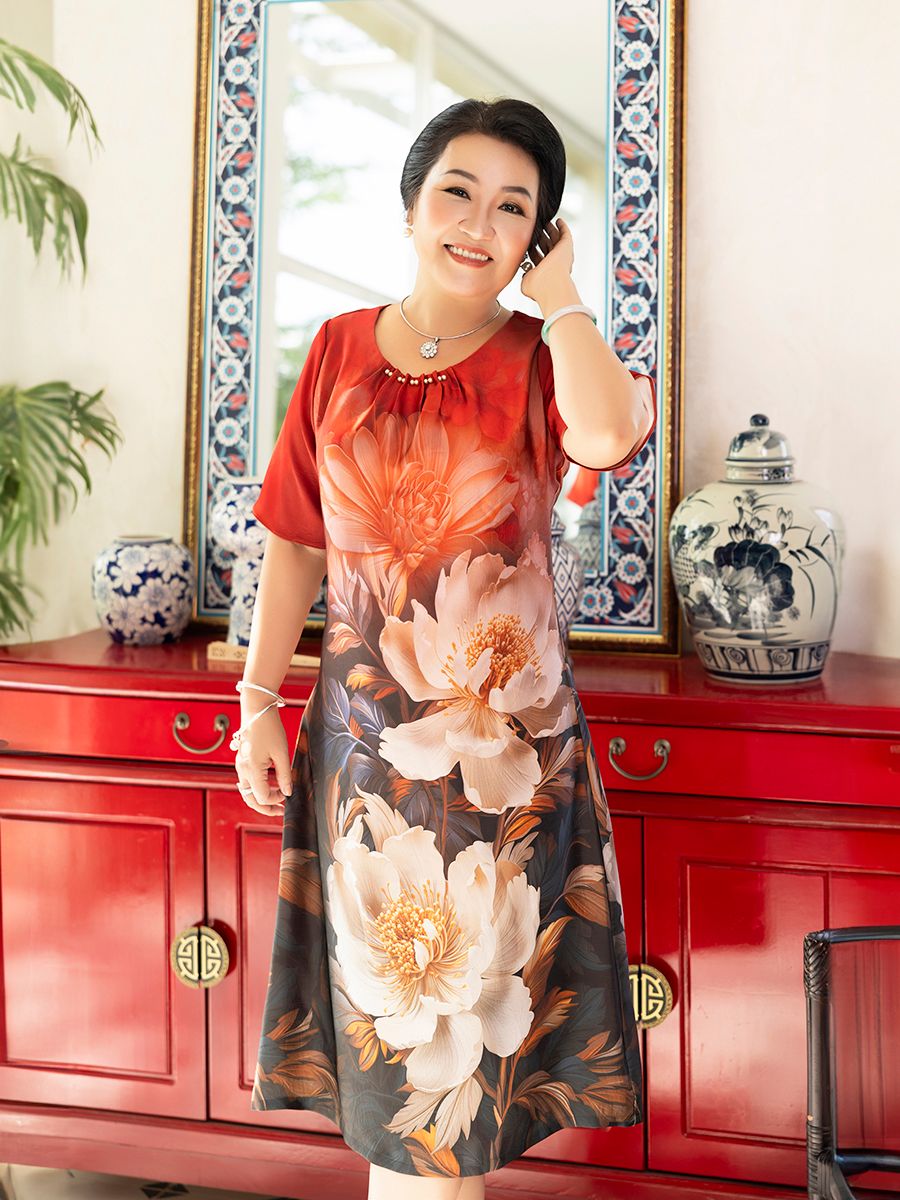 Đầm lụa suông Hạnh, cổ xếp kết hạt, tay loe