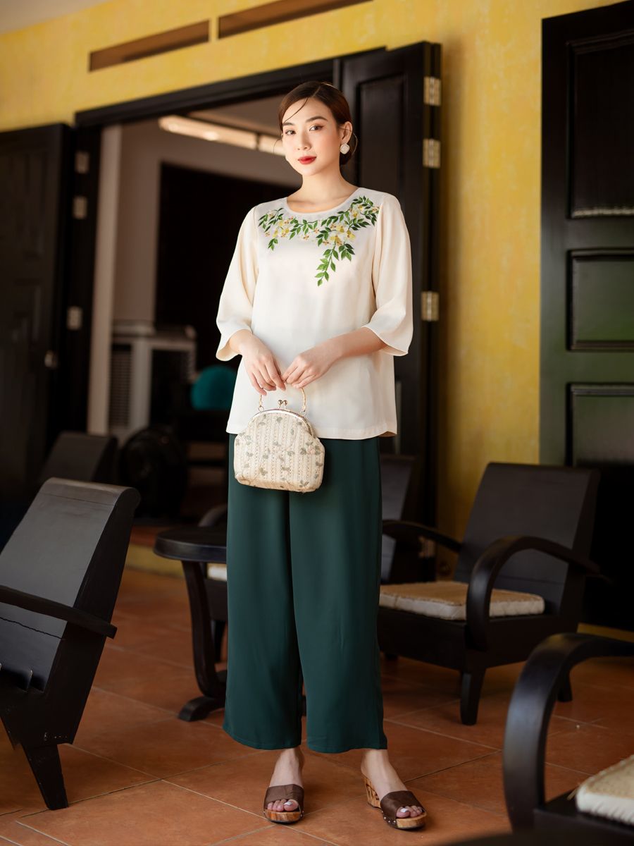 Áo cổ tròn thêu họa tiết, tay lửng