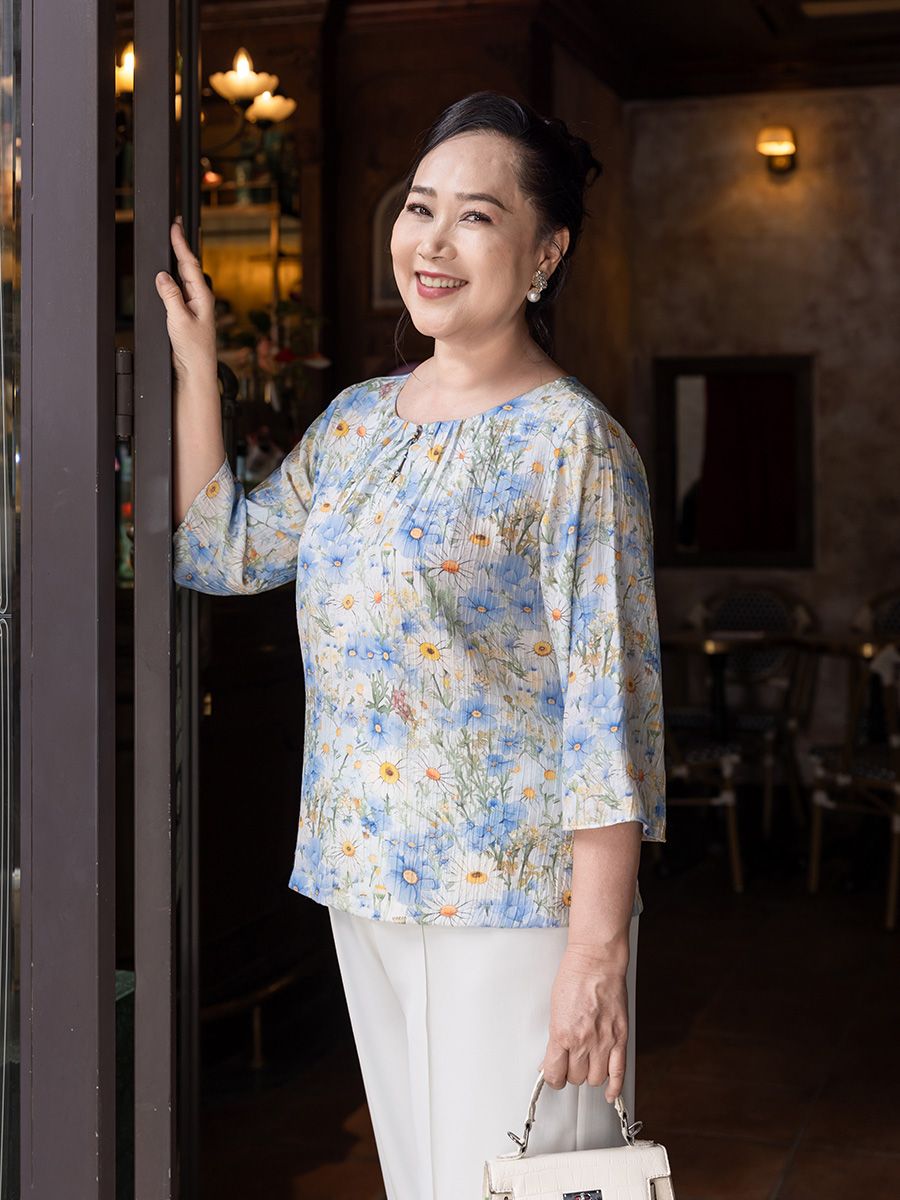 Hạnh áo cổ tròn đính bi, in họa tiết hoa khoe săc, tay lửng
