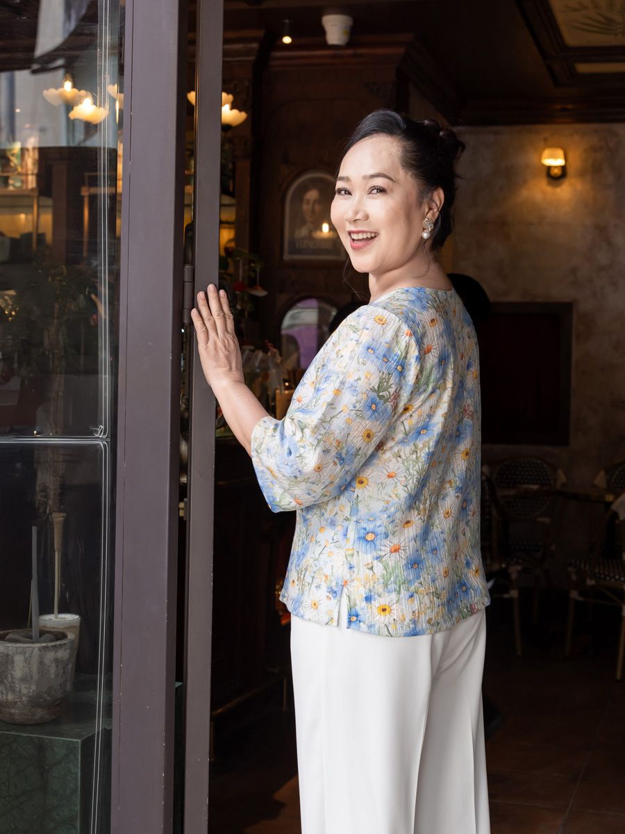 Hạnh áo cổ tròn đính bi, in họa tiết hoa khoe săc, tay lửng