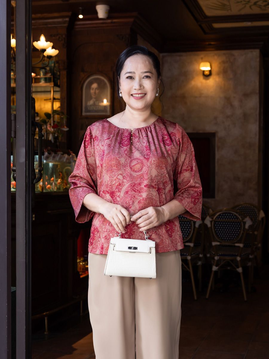 Áo Hạnh cổ tròn đính bi, họa tiết dập nổi, tay lửng