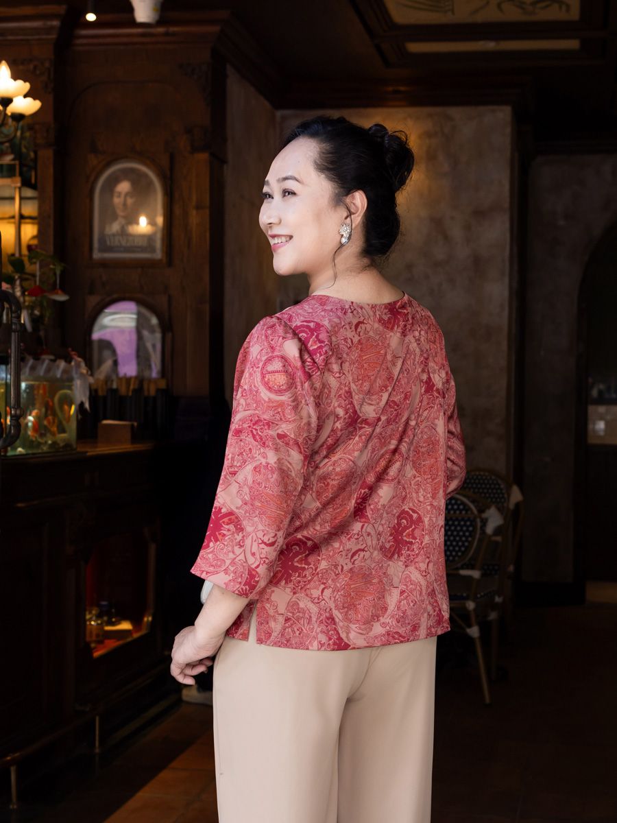 Áo Hạnh cổ tròn đính bi, họa tiết dập nổi, tay lửng