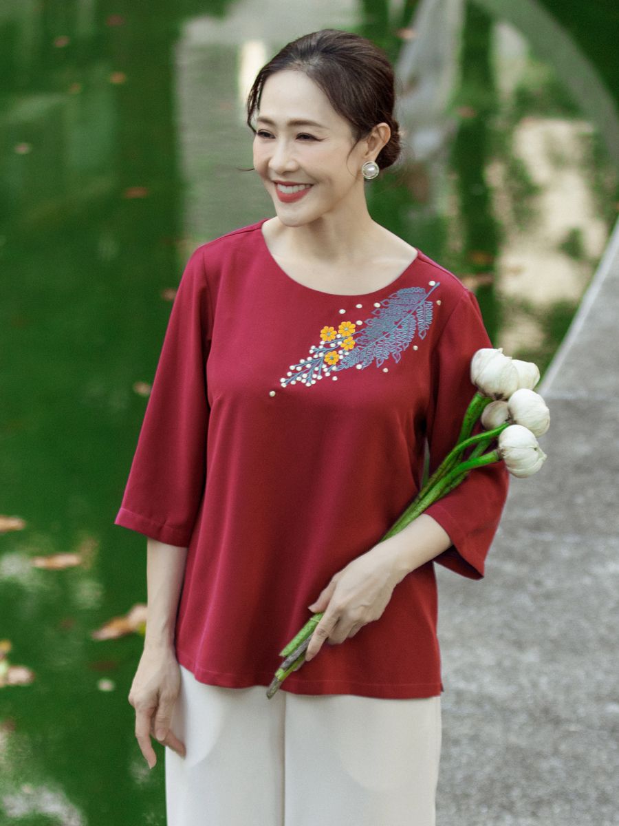 Áo cổ tròn thêu họa tiết , tay lửng