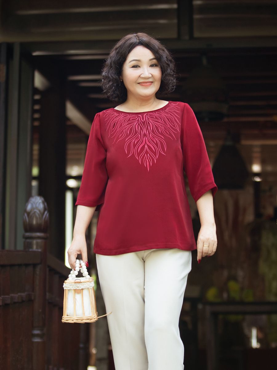Áo cổ tròn thêu họa tiết, tay lửng