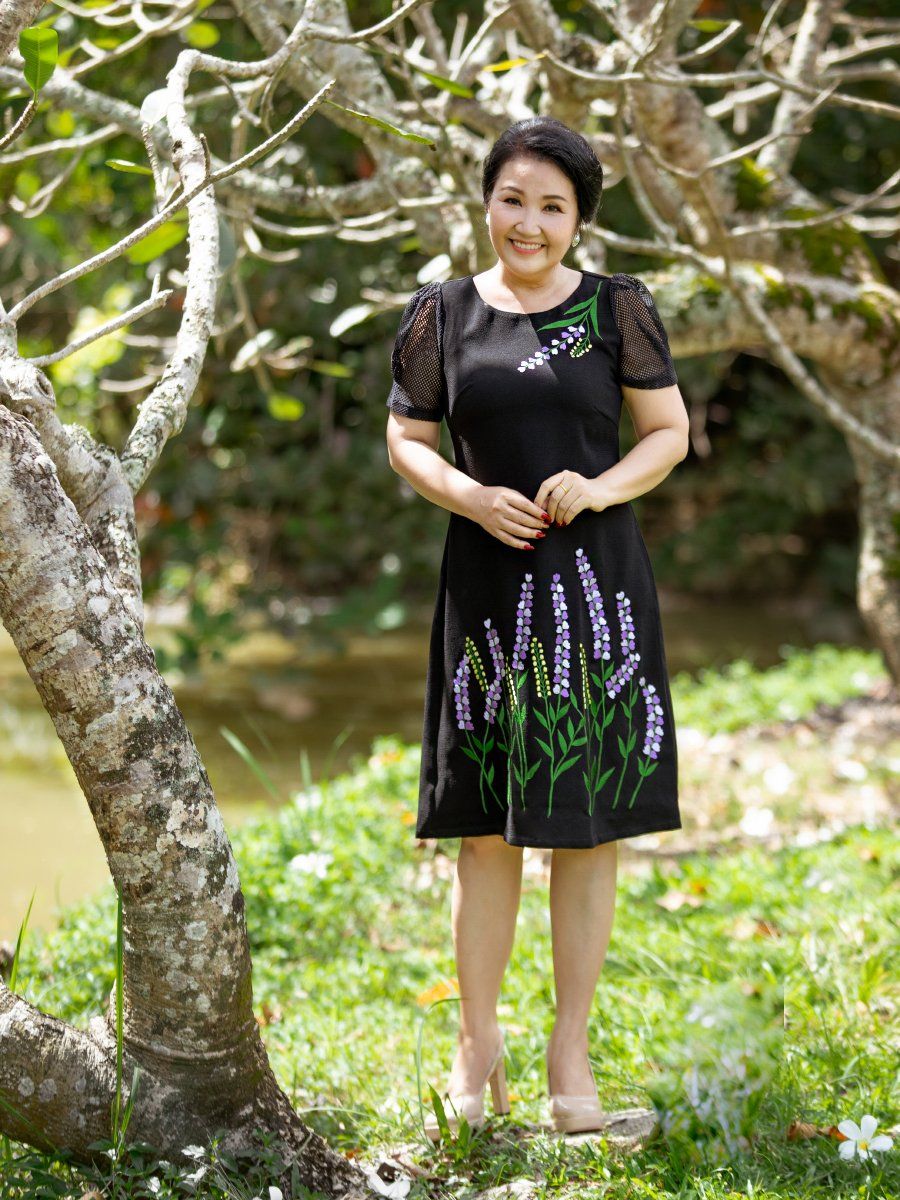 Đầm suông thêu hoa, cổ tròn, tay phồng