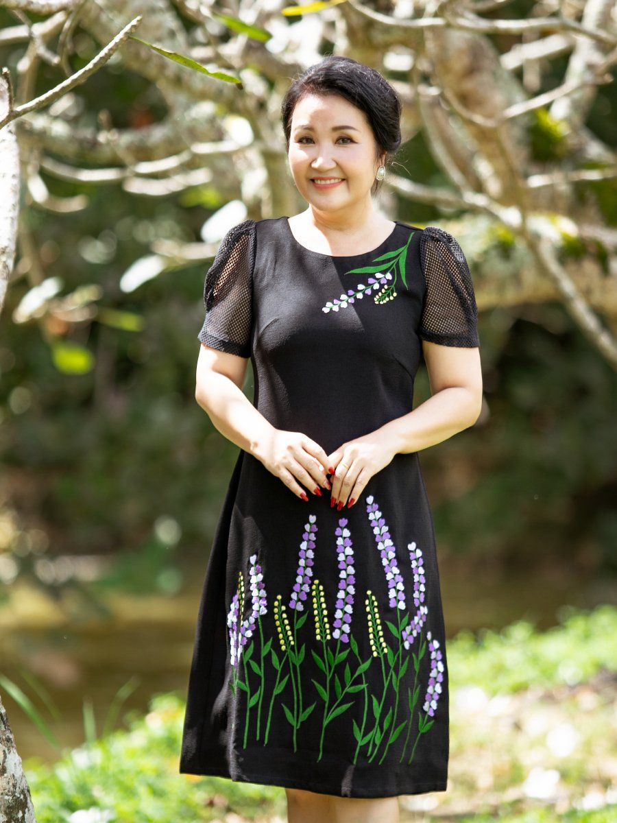 Đầm suông thêu hoa, cổ tròn, tay phồng