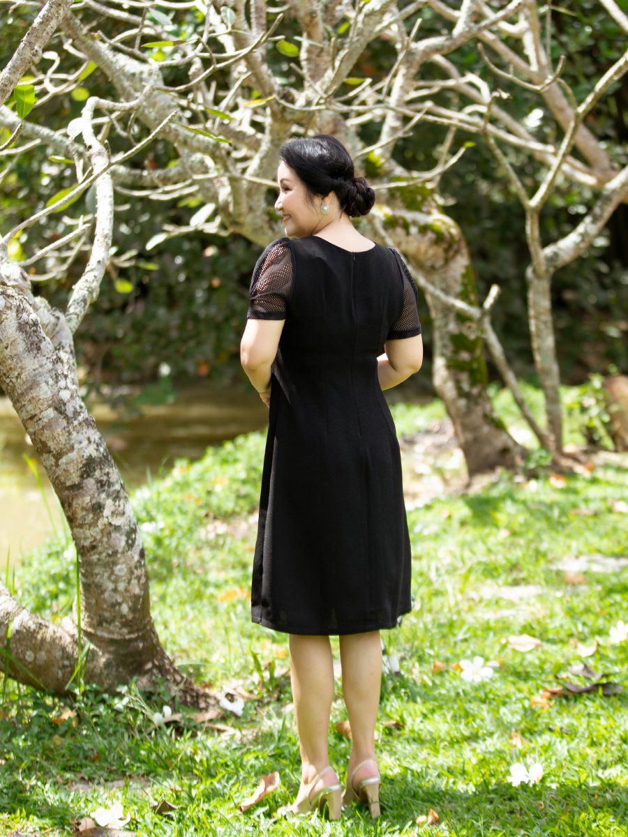Đầm suông thêu hoa, cổ tròn, tay phồng