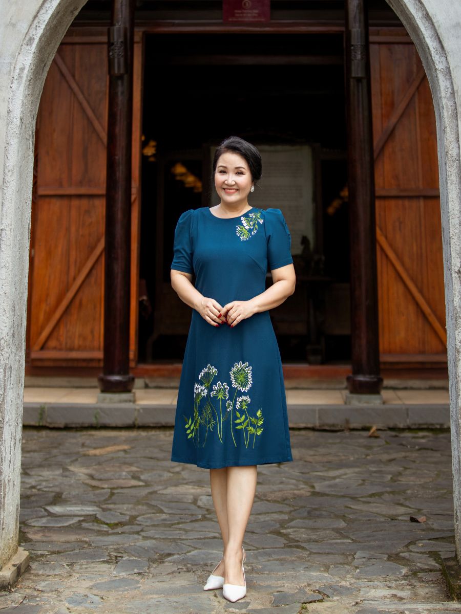 Đầm suông Hạnh thêu hoa, cổ tròn, tay phồng