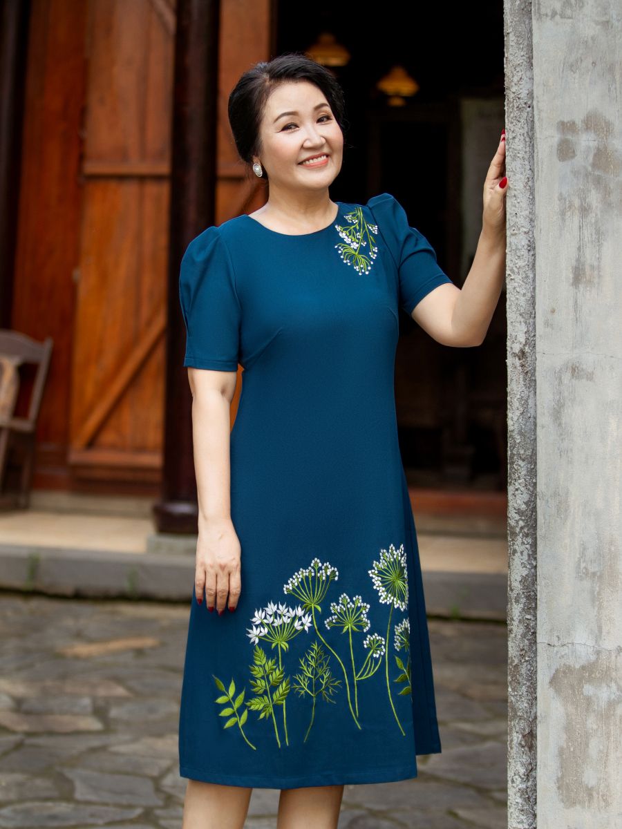 Đầm suông Hạnh thêu hoa, cổ tròn, tay phồng