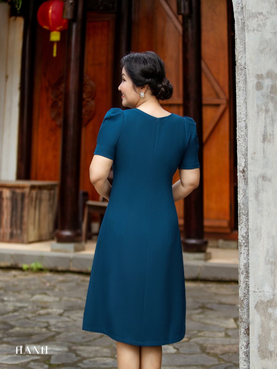 Đầm suông Hạnh thêu hoa, cổ tròn, tay phồng