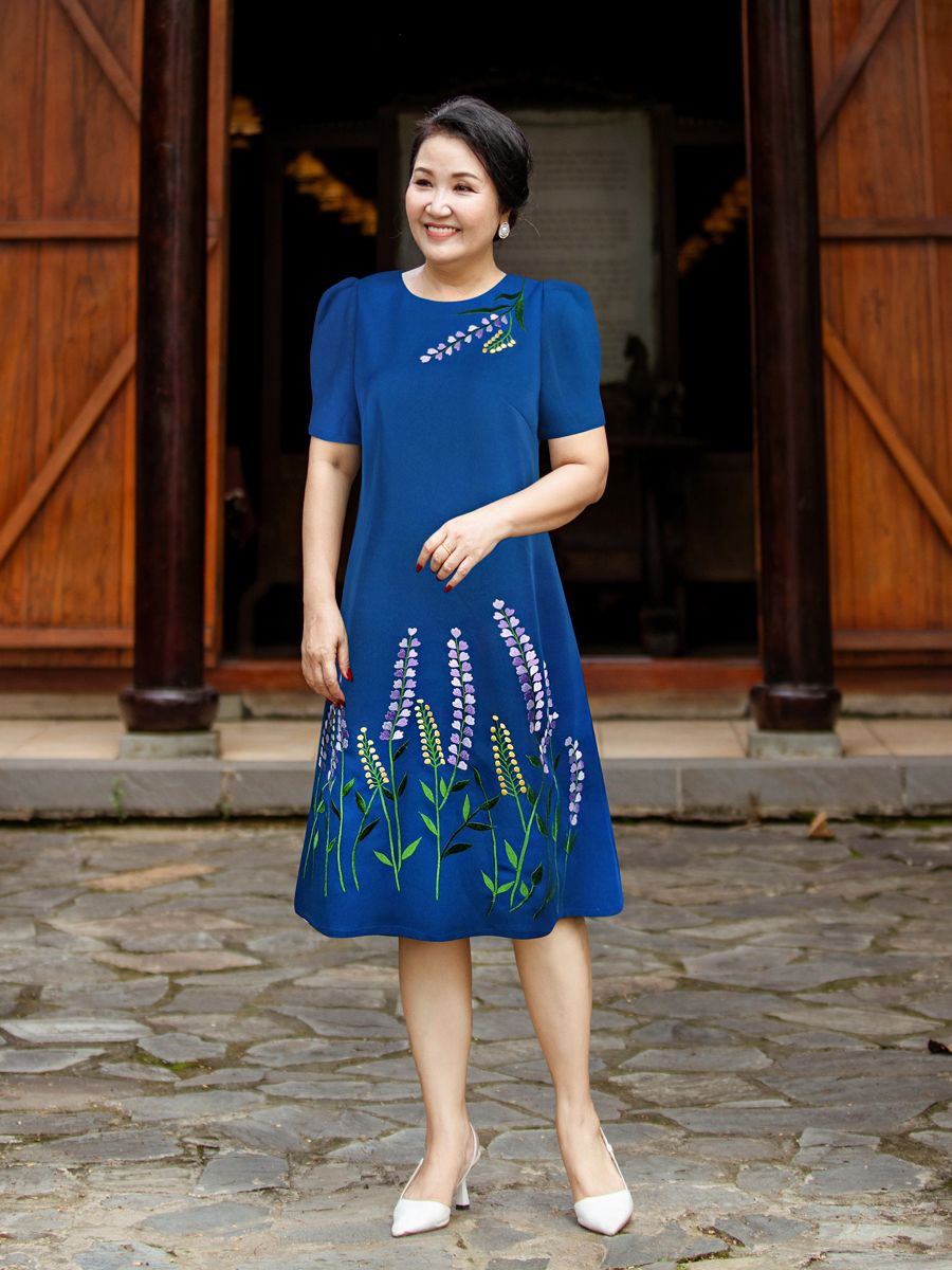 Đầm suông thêu hoa, cổ tròn, tay phồng