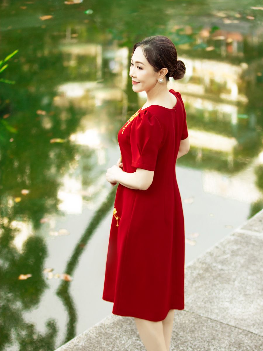 Đầm suông thêu hoa mai, cổ tròn, tay phồng