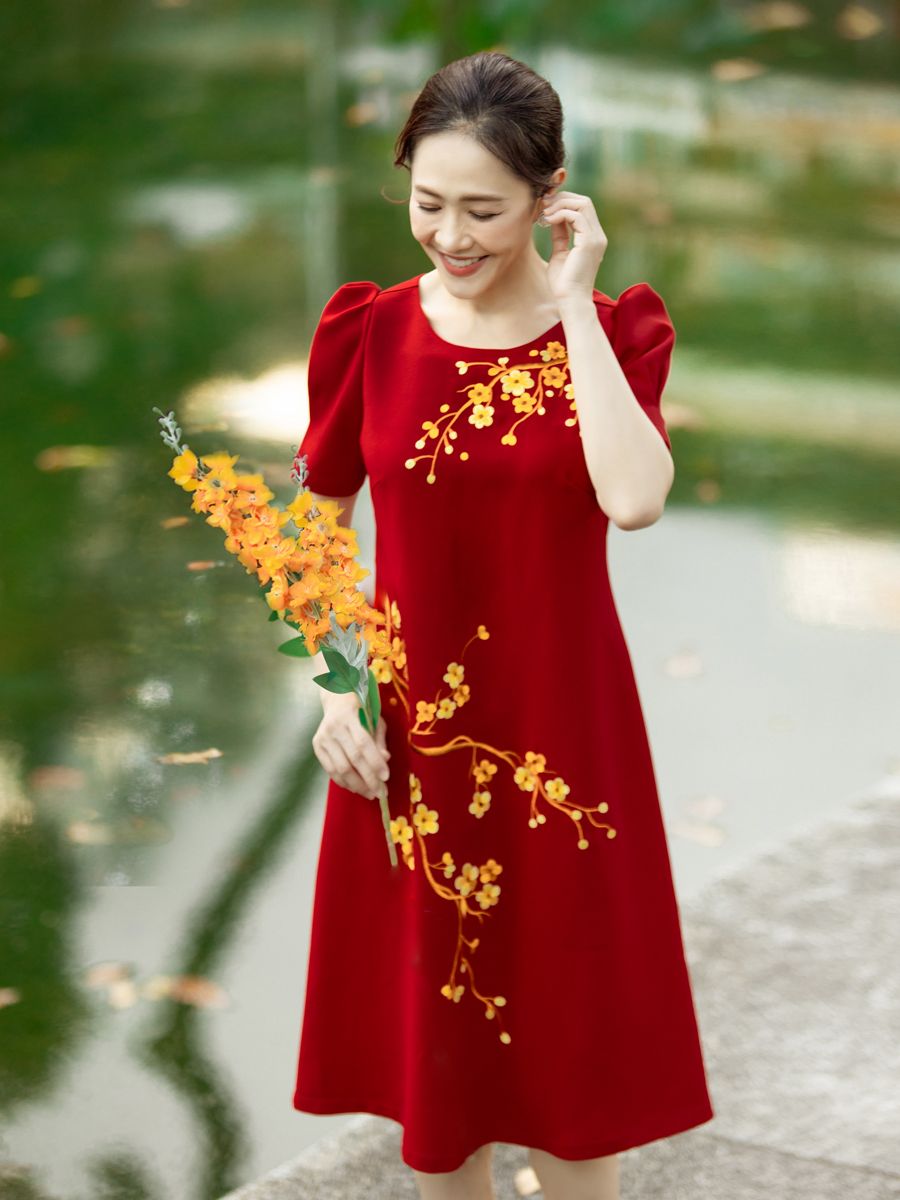 Đầm suông thêu hoa mai, cổ tròn, tay phồng