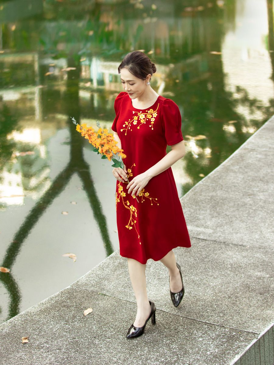 Đầm suông thêu hoa mai, cổ tròn, tay phồng