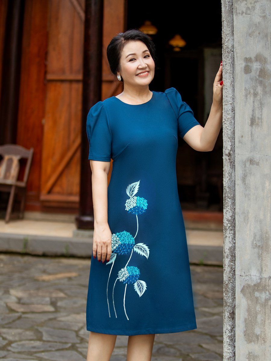 Đầm suông thêu hoa, cổ tròn, tay phồng