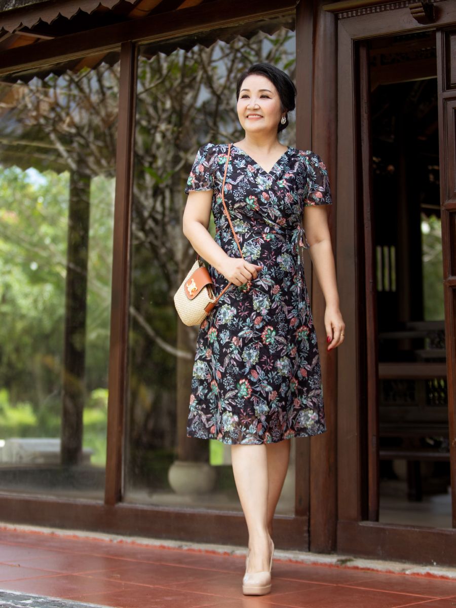 Đầm ren thêu hoa, cổ tim đắp, eo đính nơ, tay ngắn