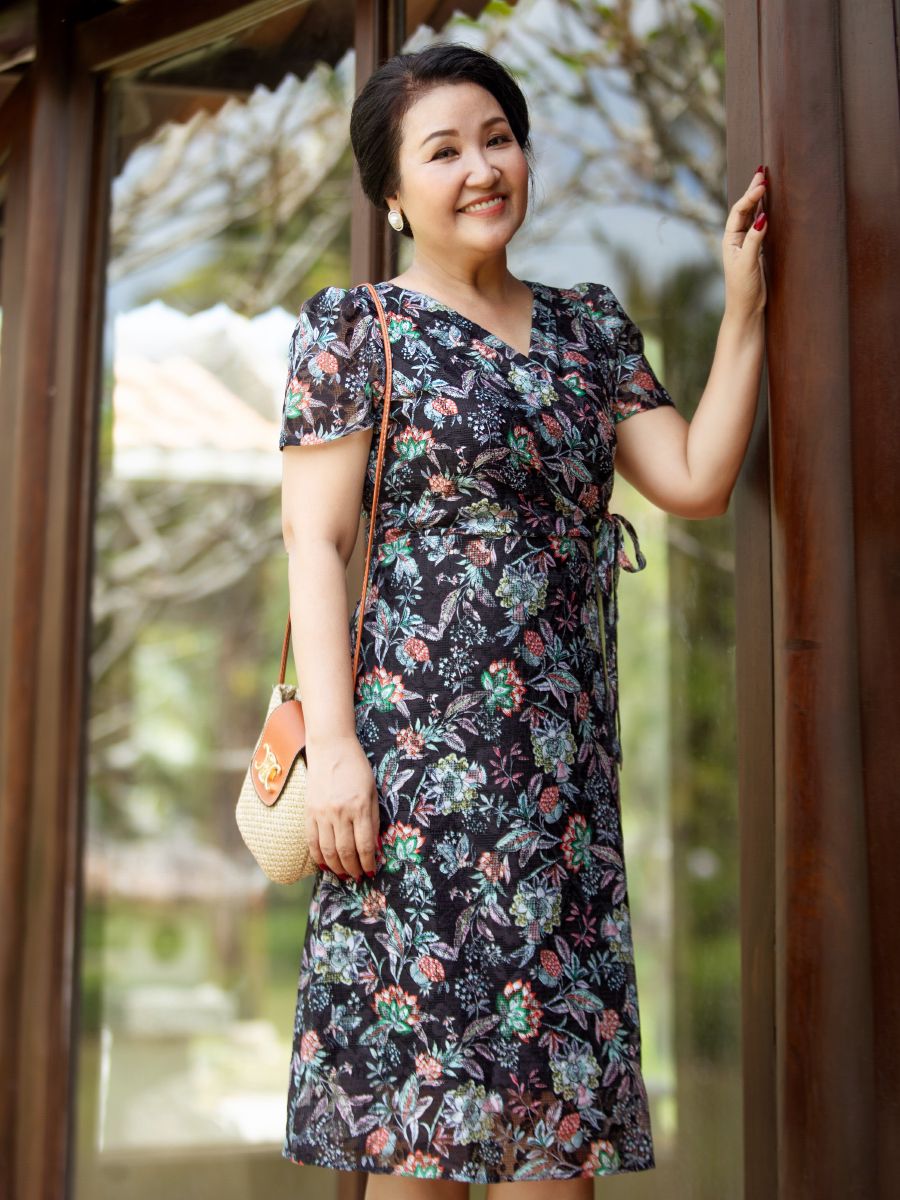 Đầm ren thêu hoa, cổ tim đắp, eo đính nơ, tay ngắn