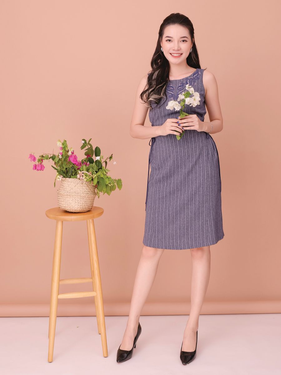 Đầm sát nách thêu họa tiết cổ, eo đan dây