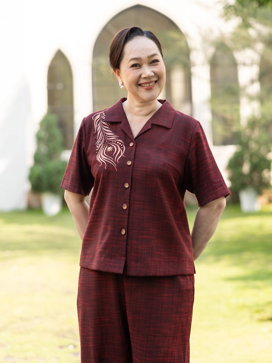 Bộ vest cách tân thêu hoa, tây ngắn