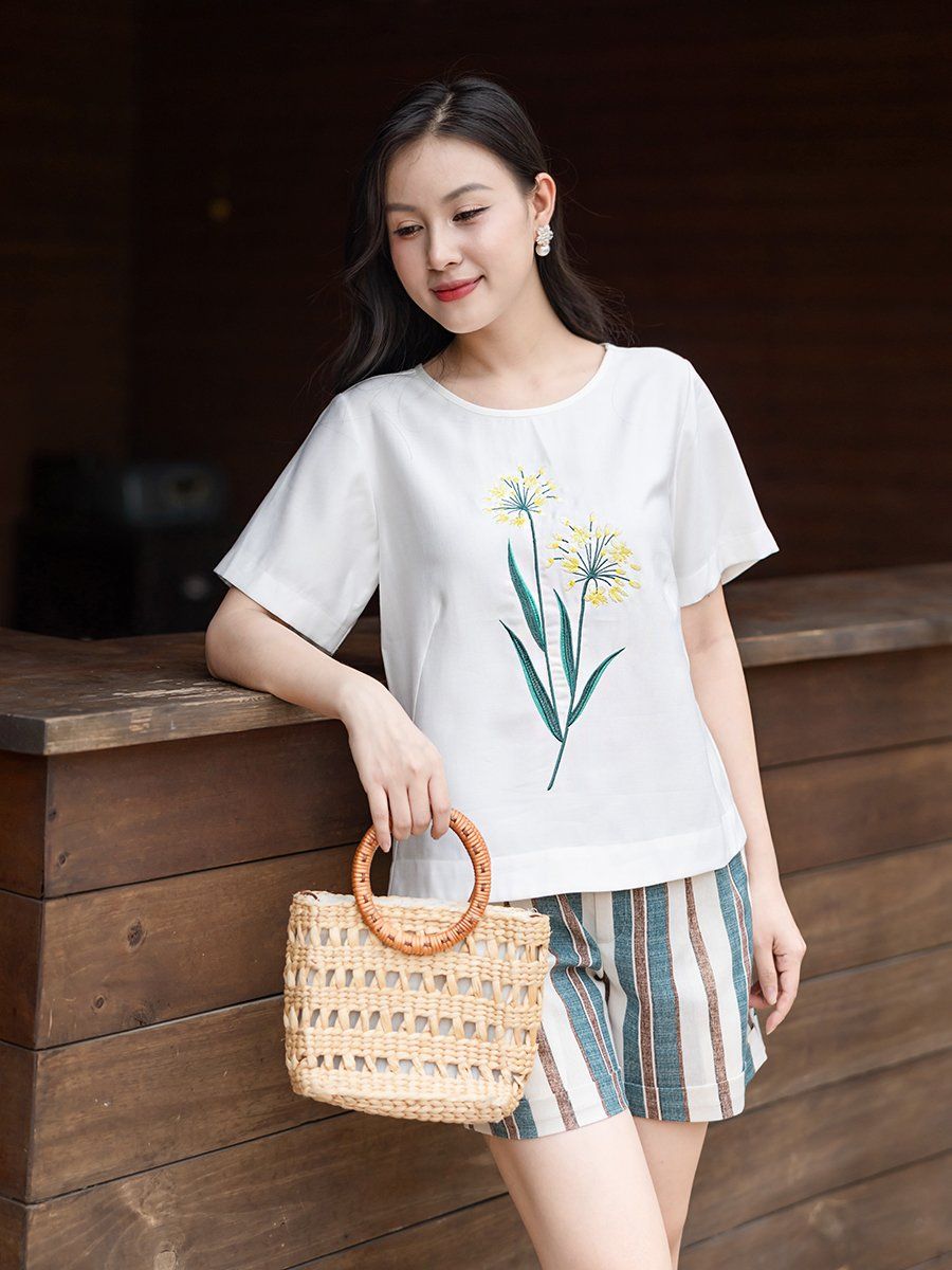 Áo cổ tròn thêu họa tiết thêu, tay ngắn
