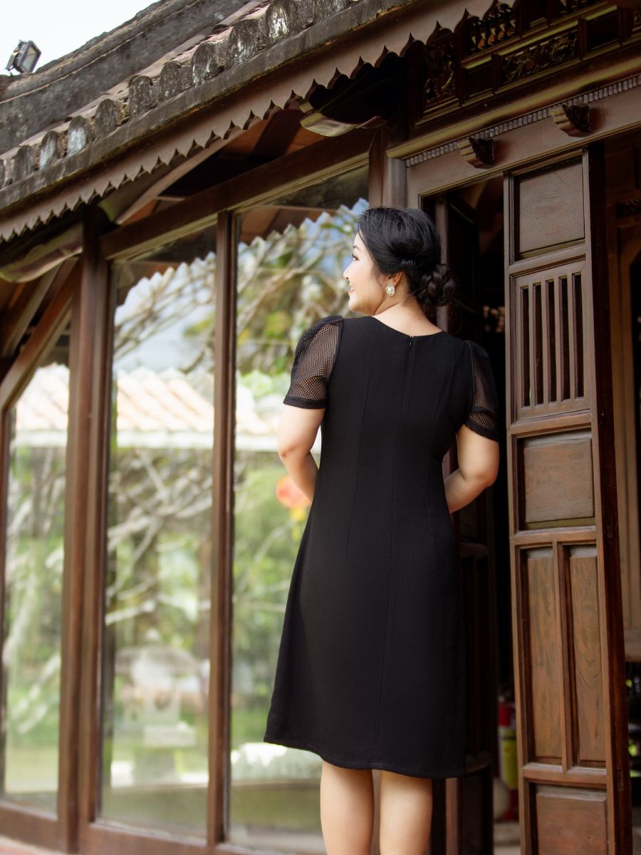 Đầm suông thêu hoa, cổ tròn, tay lưới phồng