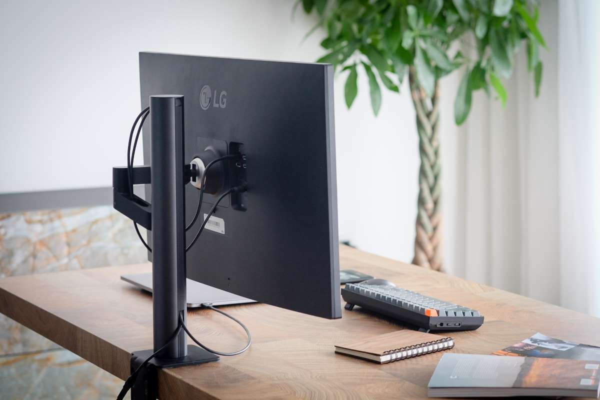 Màn hình LG UltraFine™ UHD 32'' IPS HDR 10 USB Type-C™ Ergo Stand 32UN880-B