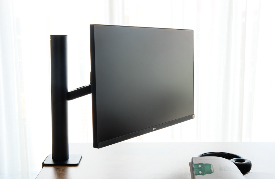 Màn hình LG UltraFine™ UHD 32'' IPS HDR 10 USB Type-C™ Ergo Stand 32UN880-B