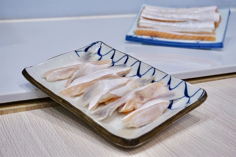 Vây cá hồi đông lạnh- khay 500gr