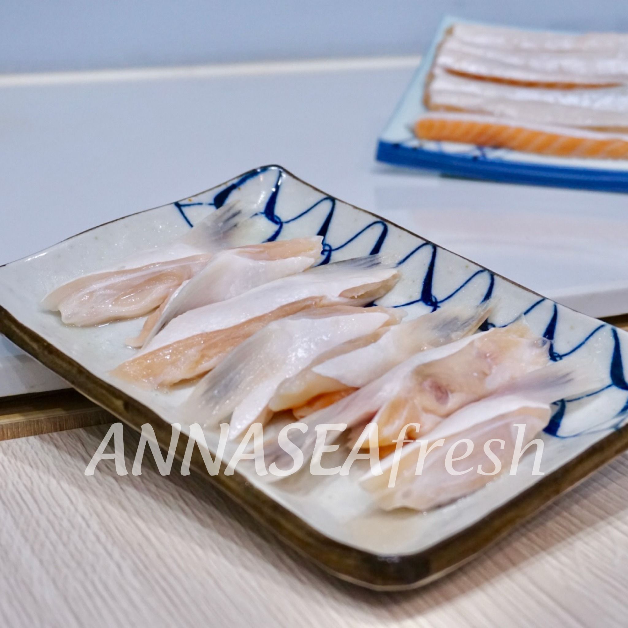 Vây cá hồi đông lạnh- khay 500gr