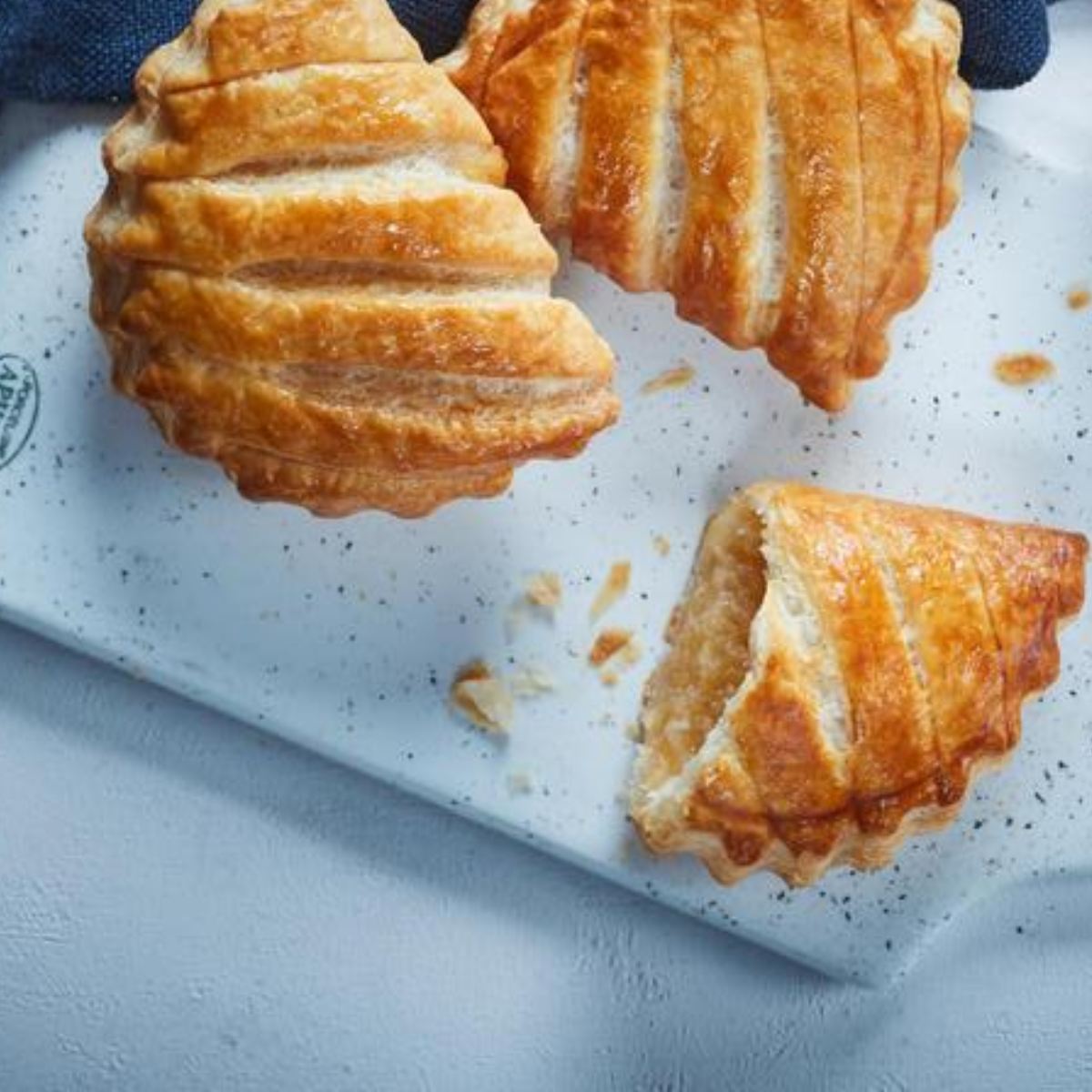 Bánh Turnover Nhân Táo Mini 40g D'OR