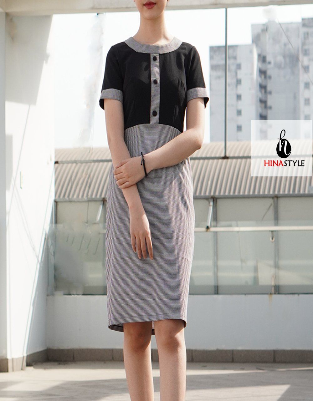 Đầm đen phối tùng họa tiết caro đen