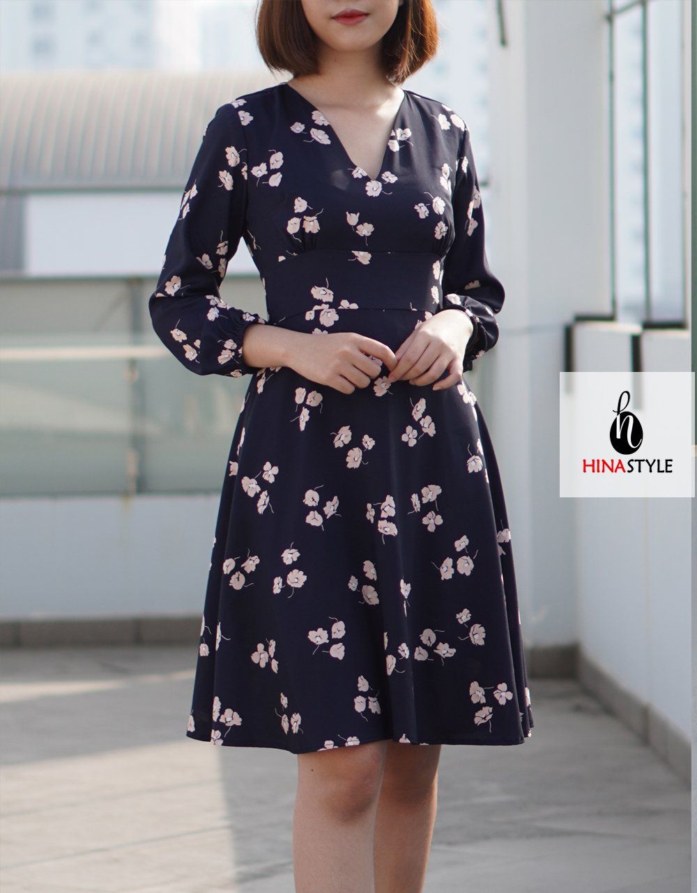 Đầm xanh hoa hồng cổ tim